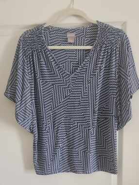 Chico's Navy & White Geometric V‑Neck Short Sleeve Top